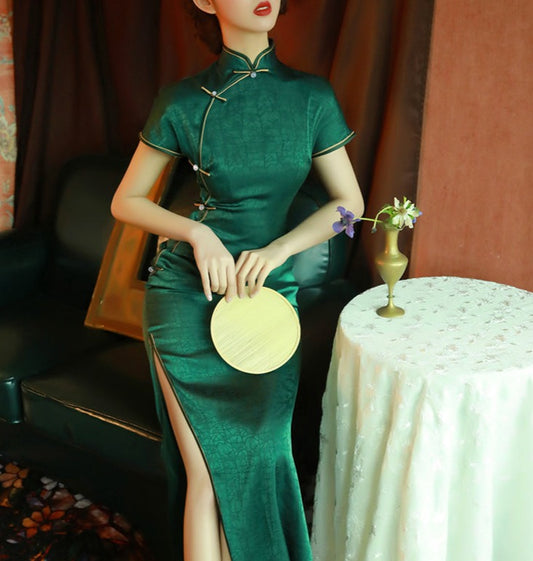 1940s Vintage Green Slim-Fit High Slit Cheongsam